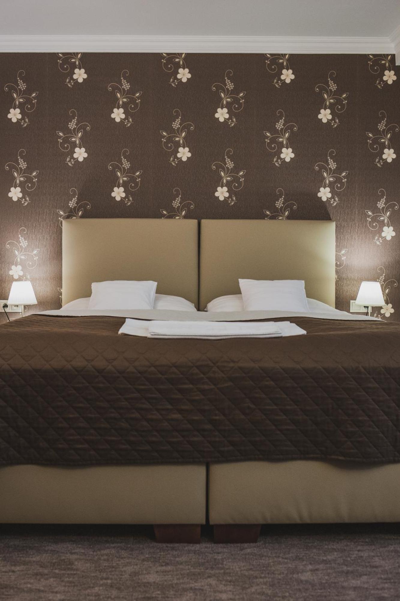 Hotel Lipa ボイニツェ エクステリア 写真