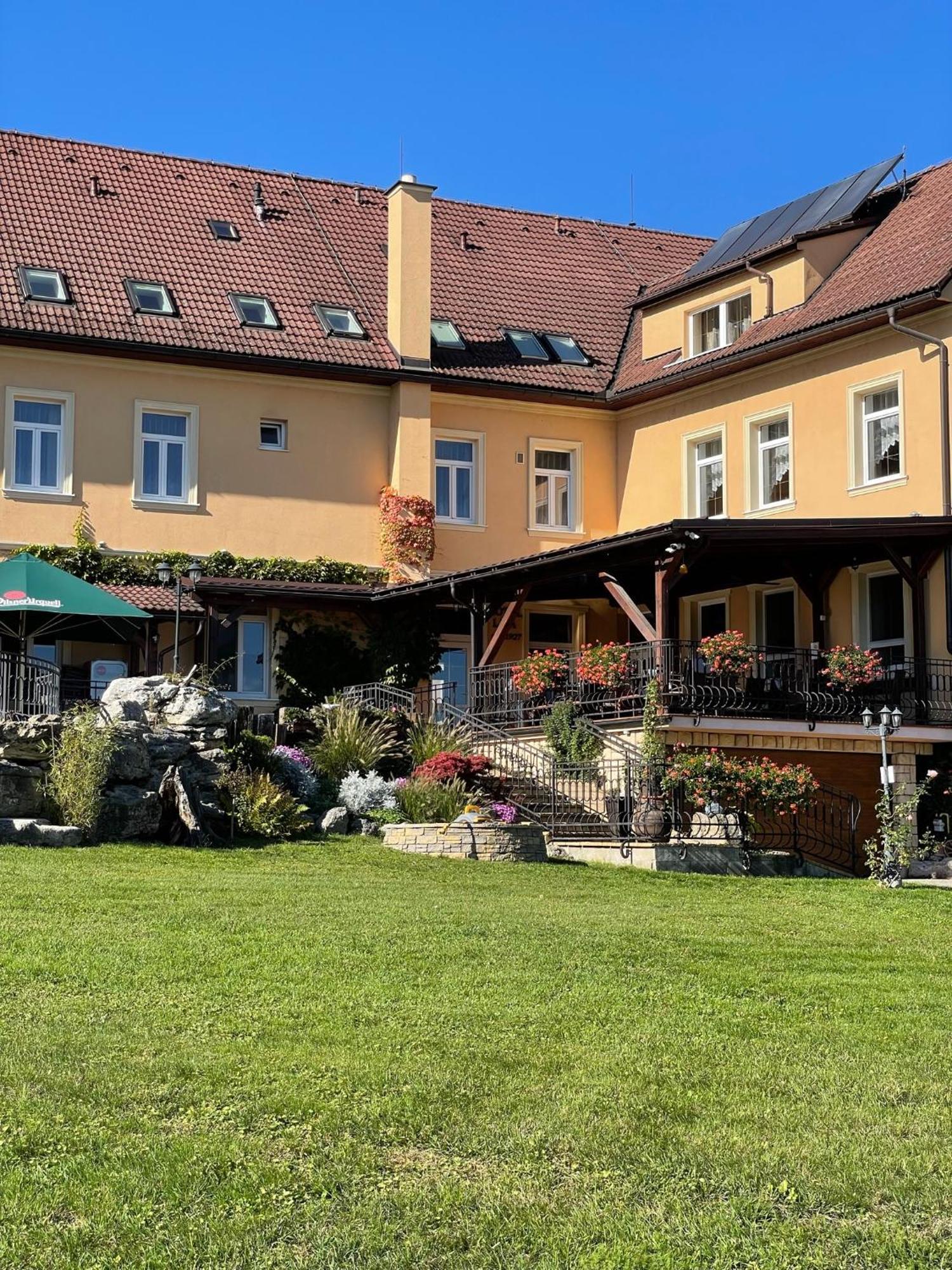 Hotel Lipa ボイニツェ エクステリア 写真