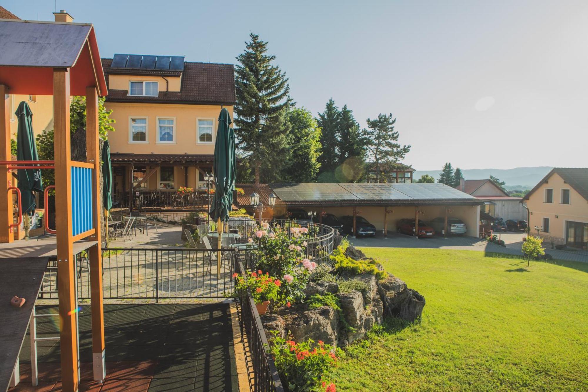 Hotel Lipa ボイニツェ エクステリア 写真